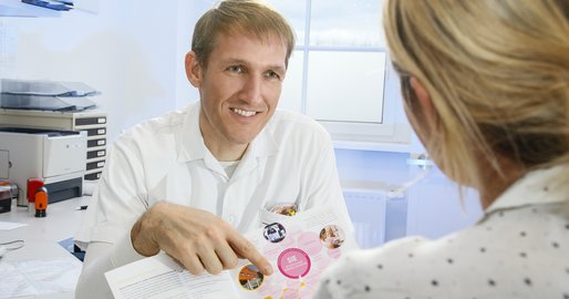 Arzt im Gespräch mit einer Patientin