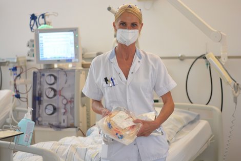 Pflegerin mit Dialyse-Gerät