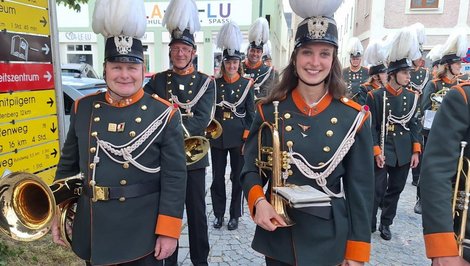 Eva-Maria in Marschaufstellung mit der Musikkapelle Haslach