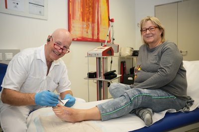Wundmanager DGKP Franz Hinterholzer mit der zufriedenen Patientin Dagmar L.