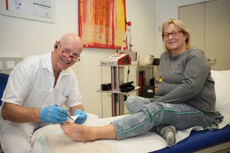 Wundmanager DGKP Franz Hinterholzer mit der zufriedenen Patientin Dagmar L.
