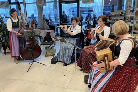 Ein Ensemble beim musizieren im Foyer des Seniorenheimes