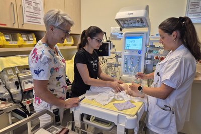 Mitarbeiterinnen des Klinik Rohrbach üben an Säuglings-Simulations-Puppe den Ernstfall