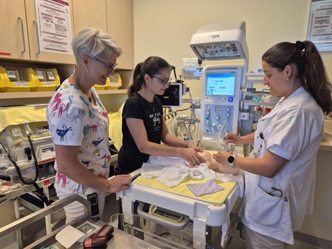 Mitarbeiterinnen des Klinik Rohrbach üben an Säuglings-Simulations-Puppe den Ernstfall