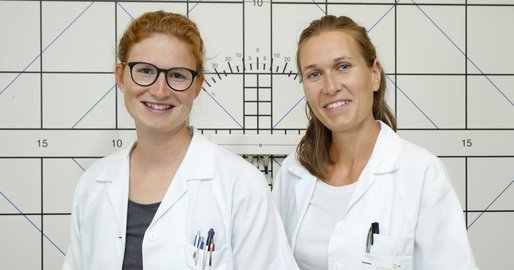 Zwei Mitarbeiterinnen in der Abteilung Augenheilkunde