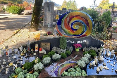 Das Grab der Sternenkinder am Ischler Friedhof