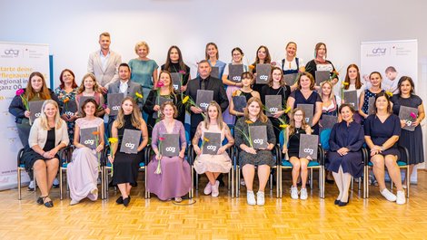 Die AbsolventInnen der Schule für Gesundheits- und Krankenpflege Steyr mit ihren GratulantInnen