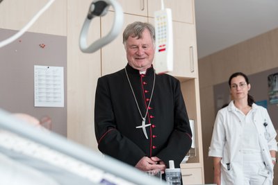 Bischof am Krankenbett 