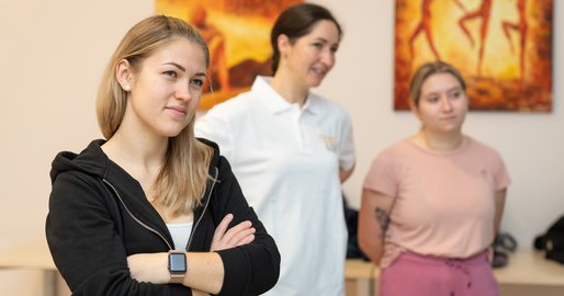 3 Schülerinnen beobachten das Deeskalationstraining