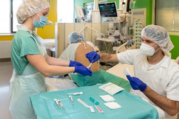 Eingriff am Patienten auf der Stroke Unit