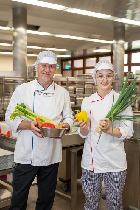 Küchenchef Bruno Ullmann mit Köchin Anna Kiesenhofer