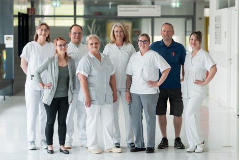 Gruppenfoto verschiedene Berufsgruppen im Krankenhaus