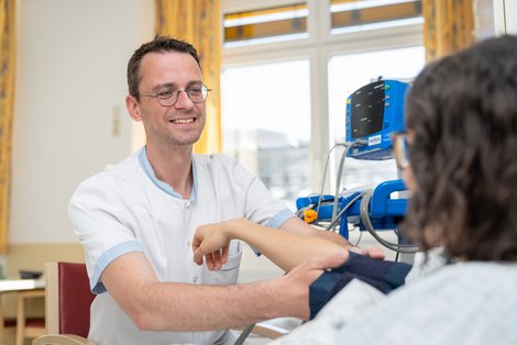 Pfleger behandelt eine Patientin