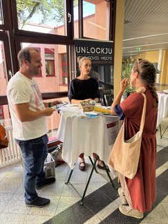 Selbsthilfegruppe UNLOCKJU mit ihrem Stand im Klinikum Freistadt