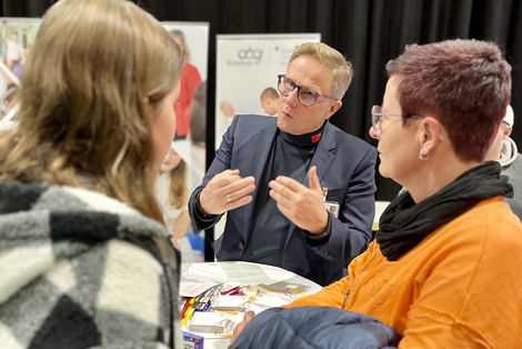 Direktor Peinbauer beim Beratungsgespräch