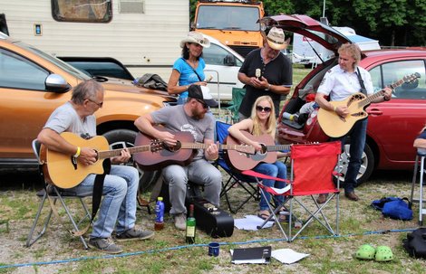 Andrea Nußbaumer spielt auf einem Campingplatz mit Freunden Gitarre