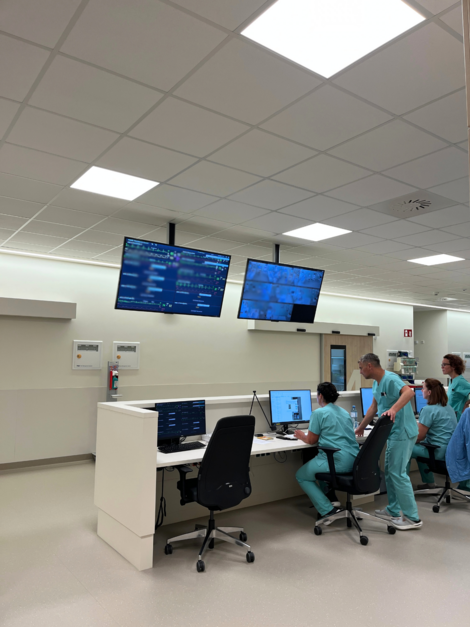 Stützpunkt im neuen operativen Intensivzentrum, an Tischen sitzen MitarbeiterInnen vor Bildschirmen