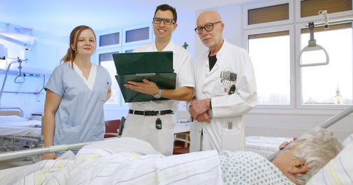 Ärzte am Bett eines Patienten