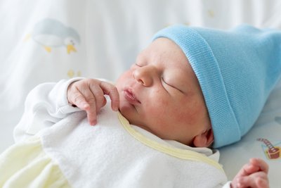 Baby mit blauer Haube