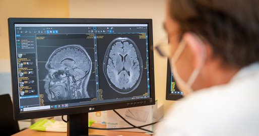 Neurologie, Arzt vor Bildschirm Neurologie, Arzt vor Bildschirm