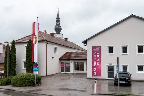 Neu sanierte Schule von außen
