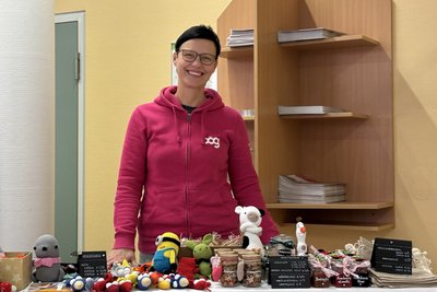 Mitarbeiterin des Klinikums hinter Verkaufsstand