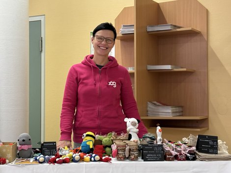 Mitarbeiterin des Klinikums hinter Verkaufsstand