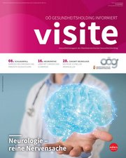 Titelseite der visite Männergesundheit - jüngerer und älterer Mann - Arm in Arm