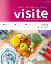 Titelseite der visite Männergesundheit - jüngerer und älterer Mann - Arm in Arm