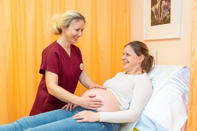 Hebamme Elisabeth Gruber leitet das Kreißzimmer und gibt mit dem Team der Gynäkologie und Geburtshilfe Antworten auf alle Fragen zum Thema Schwangerschaft, Geburt und die erste Zeit mit dem Baby.