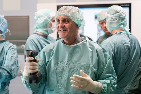 Der Schärdinger Bürgermeister Günter Streicher ließ sich die Gelegenheit nicht entgehen, beim „Tag des offenen OP“ in die Rolle des Operateurs zu schlüpfen. 