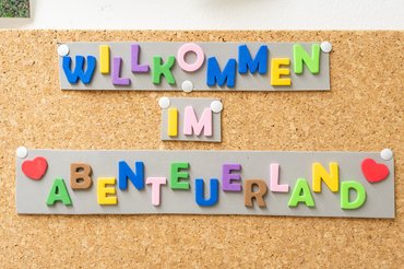 Schriftzug: Willkommen im Abenteuerland