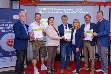 Gruppenfoto mit Auszeichnung