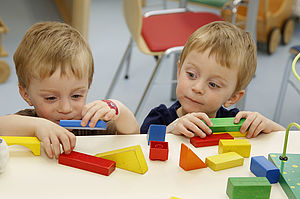 2 Kinder spielen mit Bausteinen