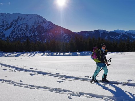 Ruth Bahmann beim Tourenski im Winter in den Bergen