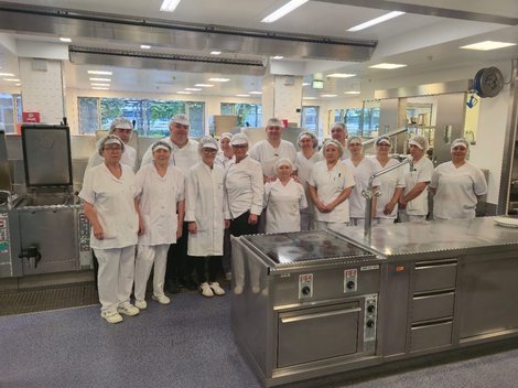 Gruppenfoto mit Küchenleiter Andreas Aichhorn und Team in der Küche