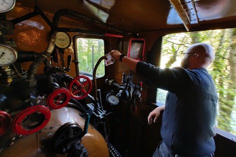 Thomas Pöckl beim Fahren der Dampflok