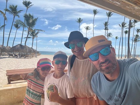 Pia Neundlinger und ihre Familie im Urlaub am Strand