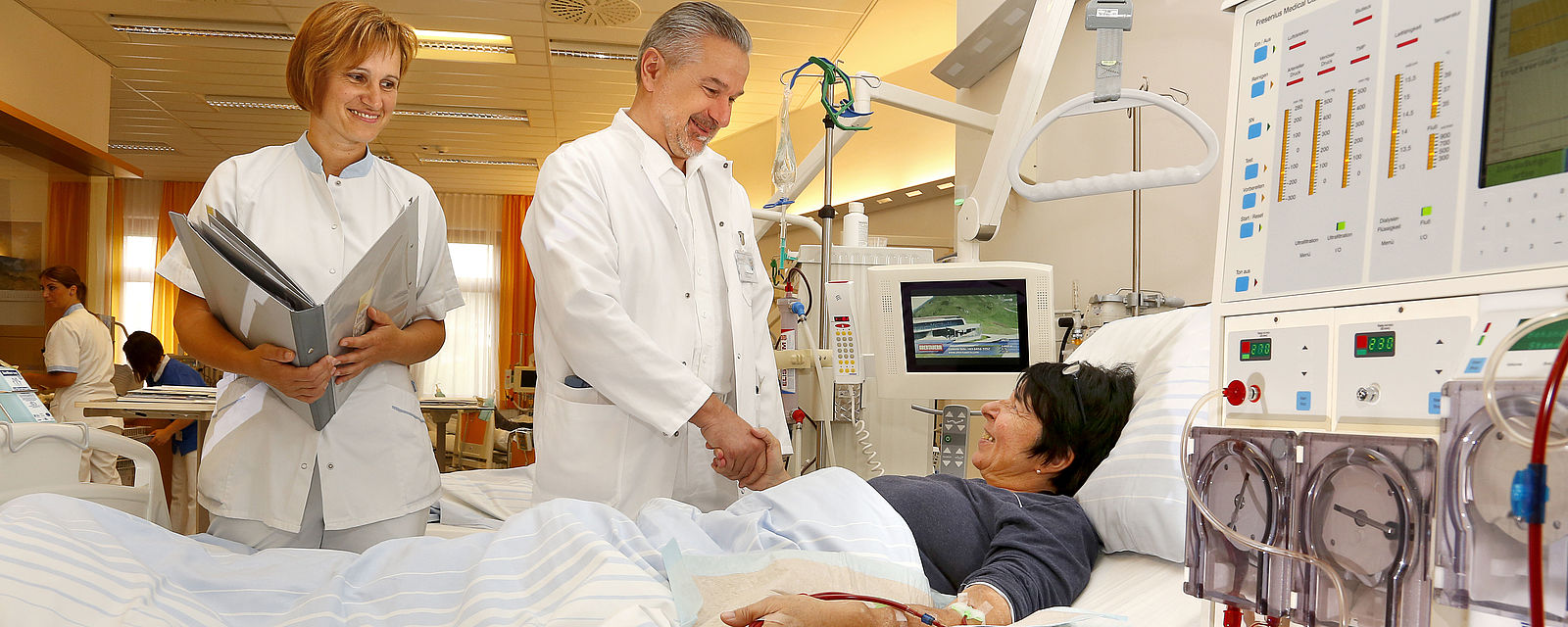 Arzt begrüßt Dialysepatientin