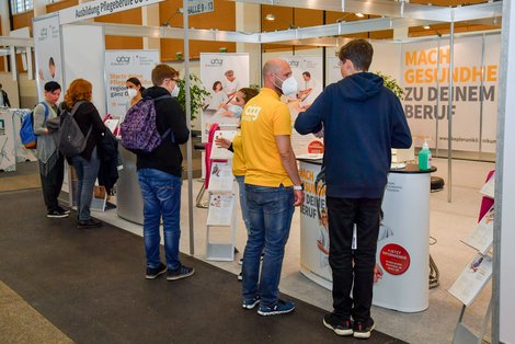 BesucherInnen am Messestand