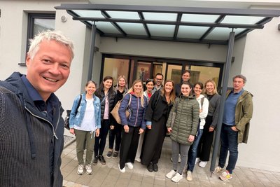 Gruppenfoto beim Besuch des renommierten Sozialpädiatrischen Zentrum in Regensburg vor dem Gebäude