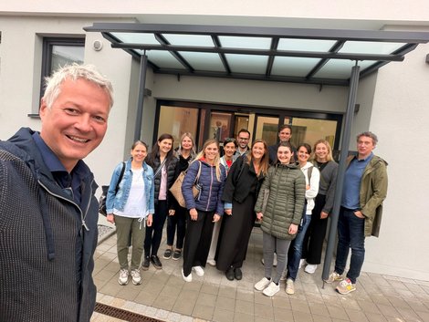 Gruppenfoto beim Besuch des renommierten Sozialpädiatrischen Zentrum in Regensburg vor dem Gebäude