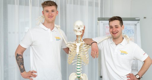 Pflegeauszubildende mit Skelett