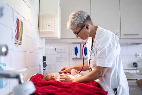Pia Neundlinger bei der Arbeit - sie untersucht ein Baby