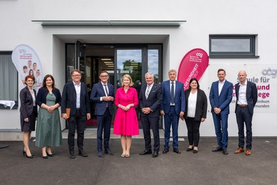 Gruppenfoto vor dem neu eröffneten Gebäude