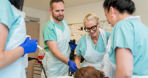 Pflegeteam und Ärzte bei einer Endoskopie