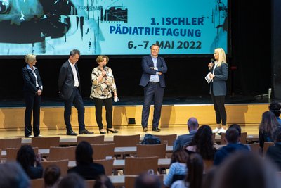 Freude über die gelungene Veranstaltung bei (v.l.n.r.) Bgm.in Ines Schiller, Dr. Peter Niedermoser, Dr.in Elisabeth Osman, Dr. Tilman Königswieser mit Moderatorin Kati Hochhold.