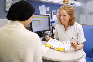 Breast Care Nurse berät Patientin