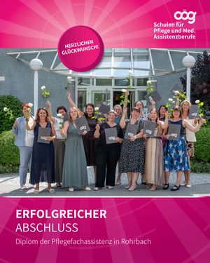 Gruppenfoto Absolventinnen vor der GUKPS Rohrbach