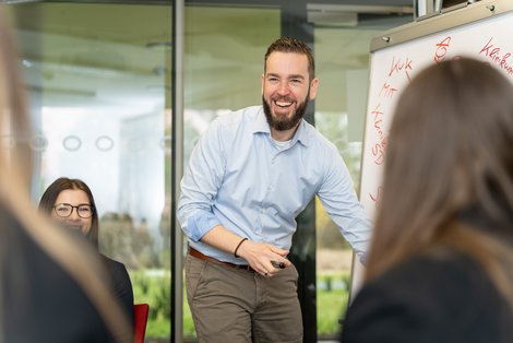 Stephan Famler präsentiert Inhalte am Flipchart.